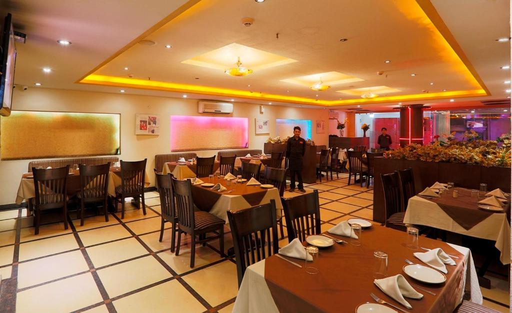 Airport La Sapphire Hotel & Restaurant Нью-Дели Экстерьер фото