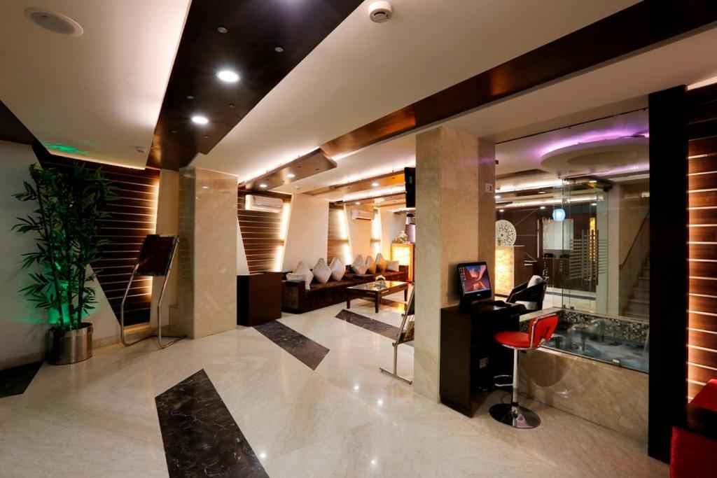 Airport La Sapphire Hotel & Restaurant Нью-Дели Экстерьер фото