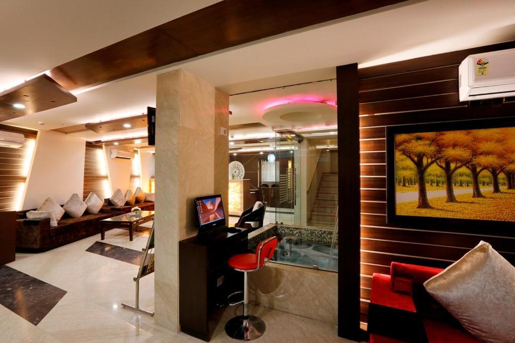 Airport La Sapphire Hotel & Restaurant Нью-Дели Экстерьер фото