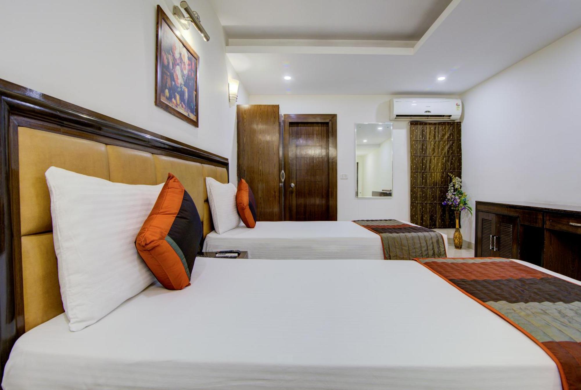 Airport La Sapphire Hotel & Restaurant Нью-Дели Экстерьер фото